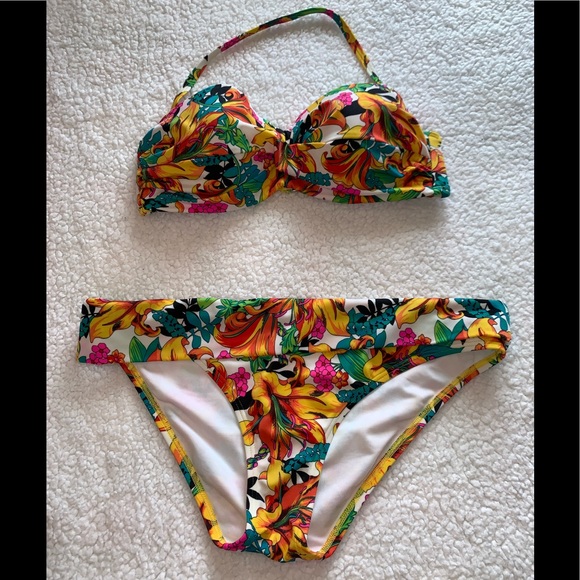 2 Victoria’s Secret bikinis - Picture 3 of 5